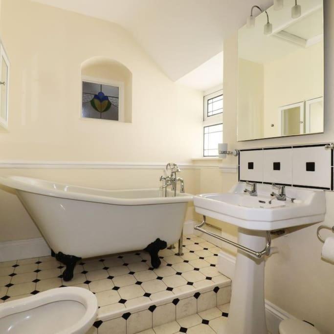 Gorgeous House In Newquay Walking Distance From Fistral Beach Экстерьер фото