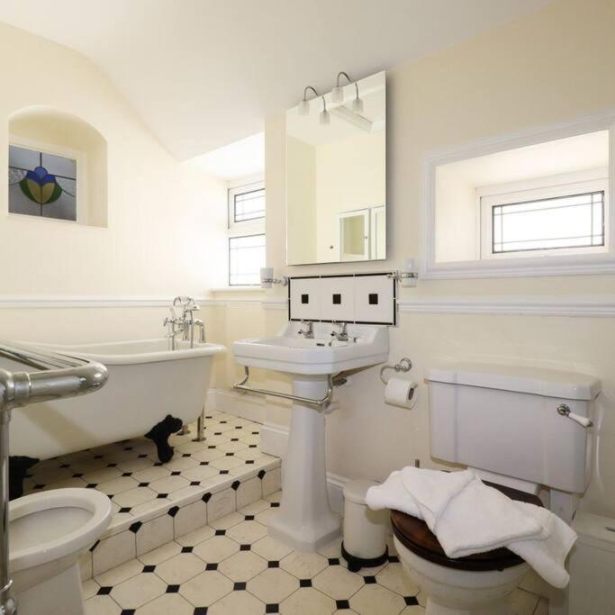 Gorgeous House In Newquay Walking Distance From Fistral Beach Экстерьер фото